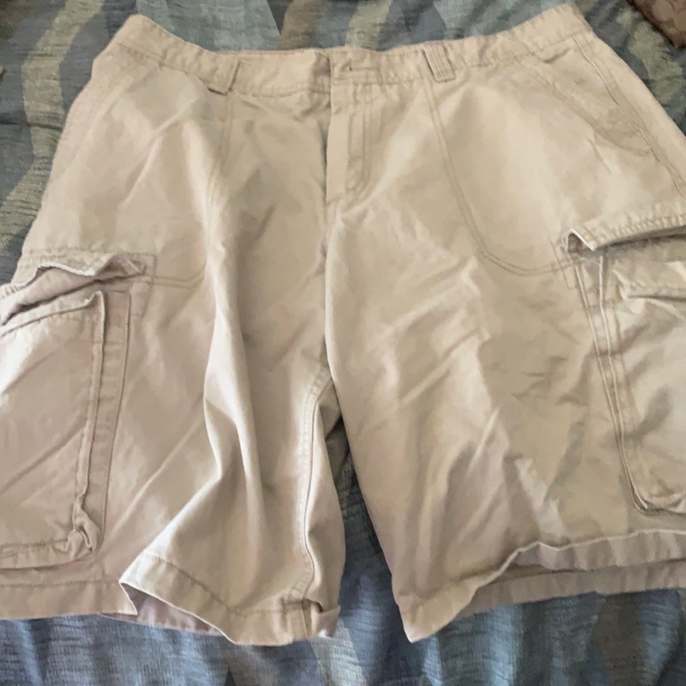 Men’s cargo shorts..